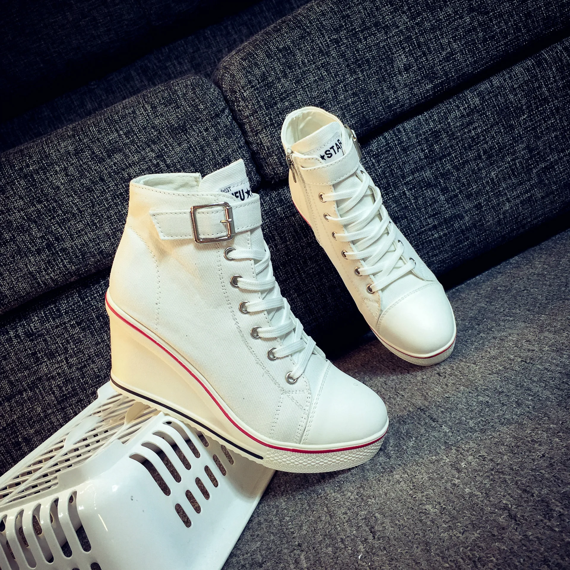 High-Quality Canvas Shoes for Women with Built-in Heel High-Quality Canvas Shoes for Women with Built-in Heel
